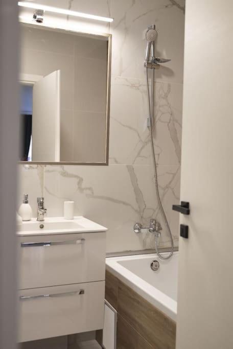 Eliza'S Apartment By Oasis Homes Oradea Εξωτερικό φωτογραφία